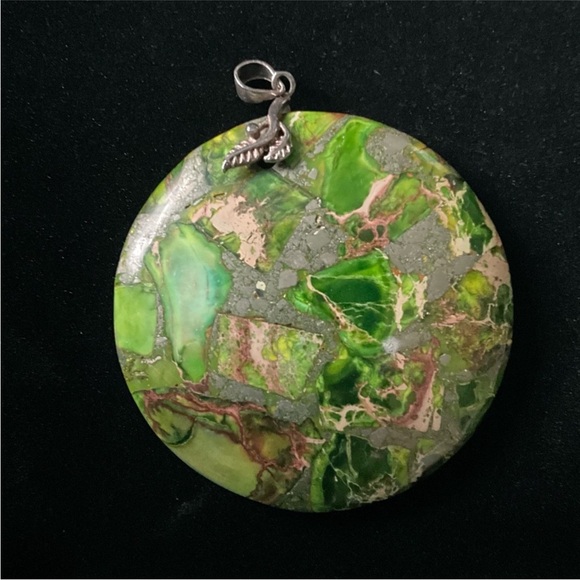 Jewelry - 🌴 Green Stone Pendant